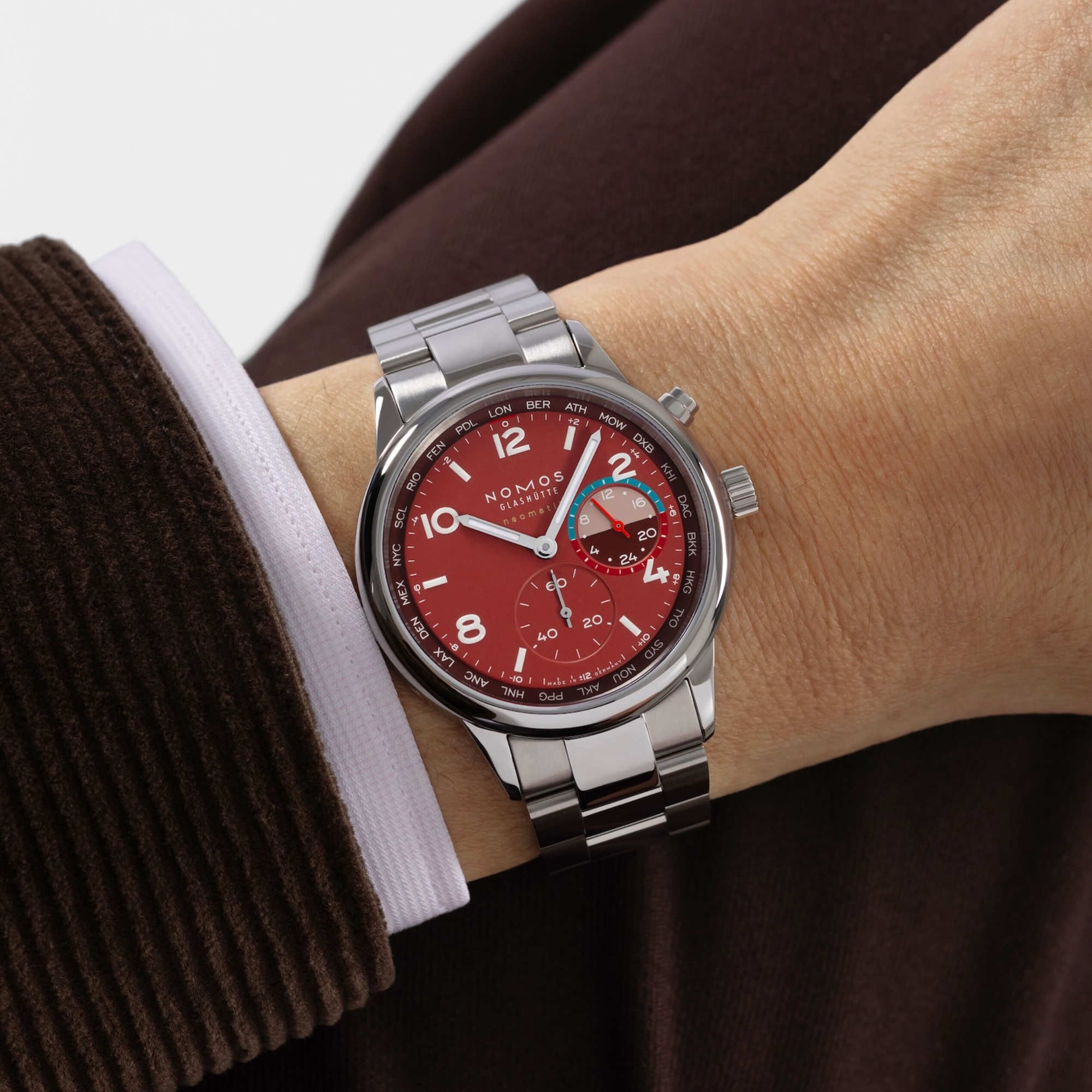 NOMOS Glashütte Club Sport Neomatik Weltzeit Magma (Ref: 790.S5)