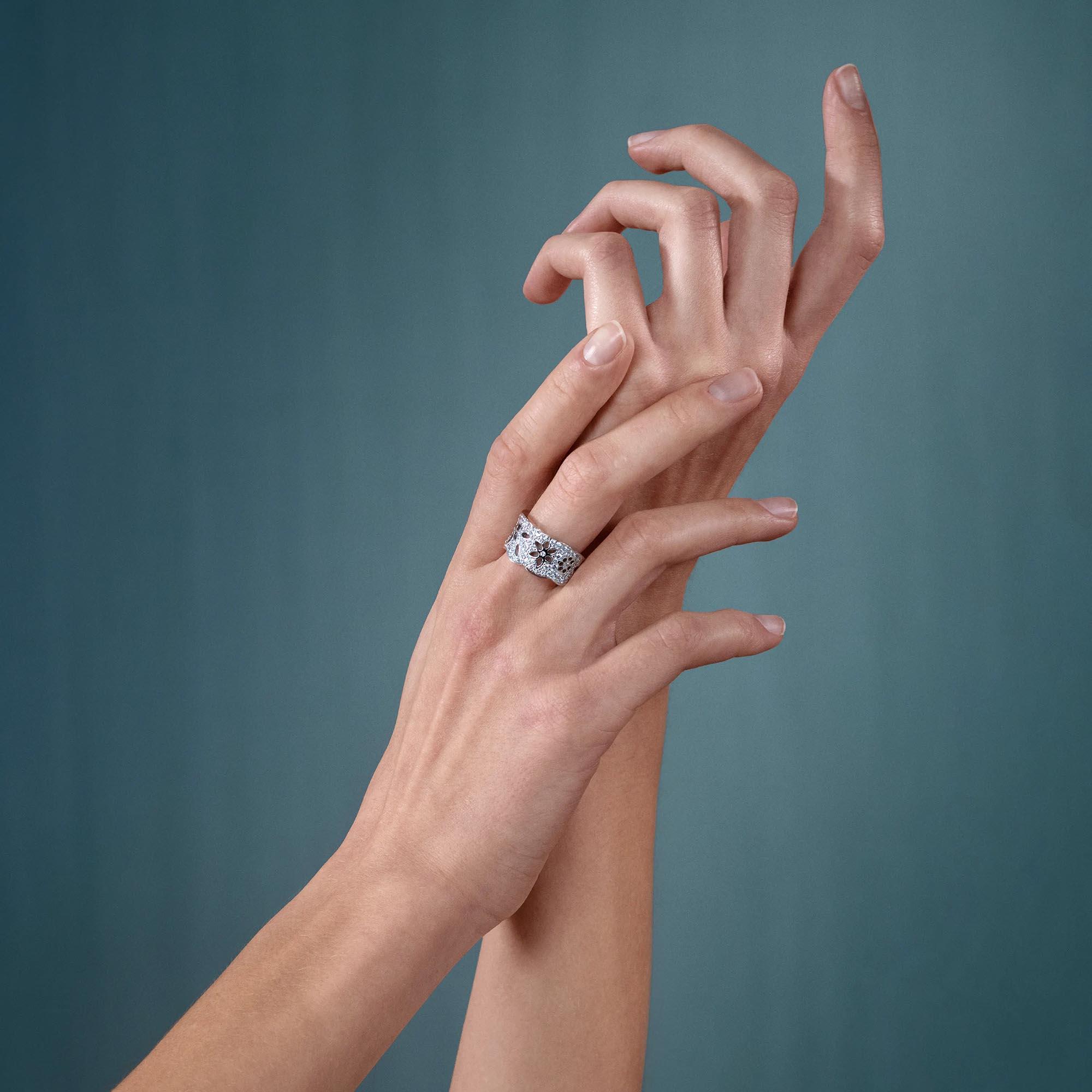 Ole Lynggaard Copenhagen Lace Ring Medium (Ref: A1761-505)