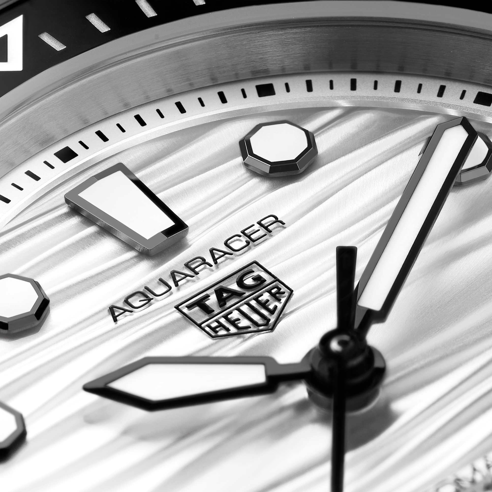 TAG Heuer TAG HEUER AQUARACER PROFESSIONAL 300 DATE (Ref: WBP231C.BA0626)