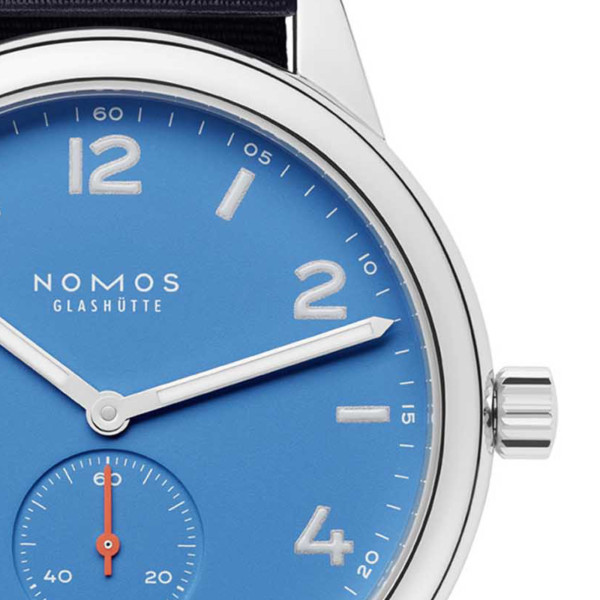 NOMOS Glashütte Club Automat Datum signalblau (Ref: 777)