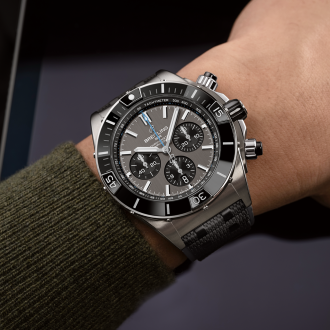 1x1 SuperChronomat-B01-44-Titanium DSC1301 RVB