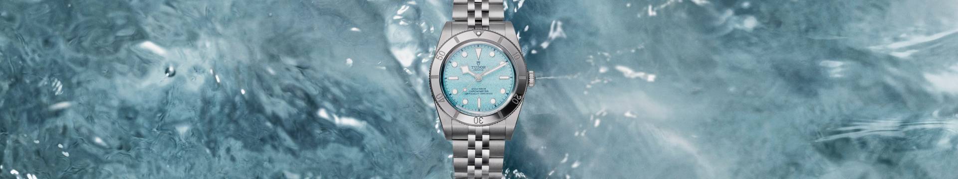 TUDOR_NP25_BlackBay54_LagoonBlue_Lifestyle_7 (1)