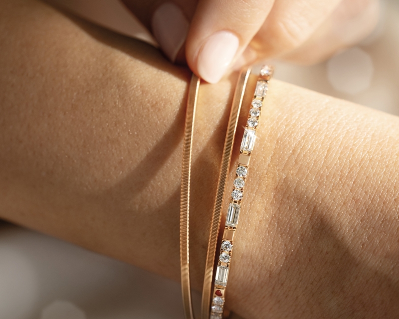 Sperrvermerk 20.03.2025_Armband UMARME MICH. Baguette-Zauber_am Model