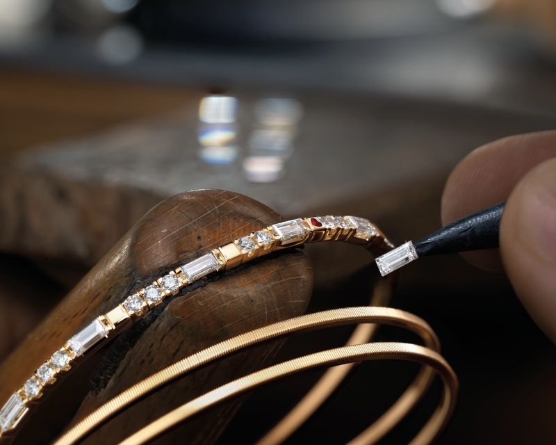 Sperrvermerk 20.03.2025_Armband UMARME MICH. Baguette-Zauber_Fassen