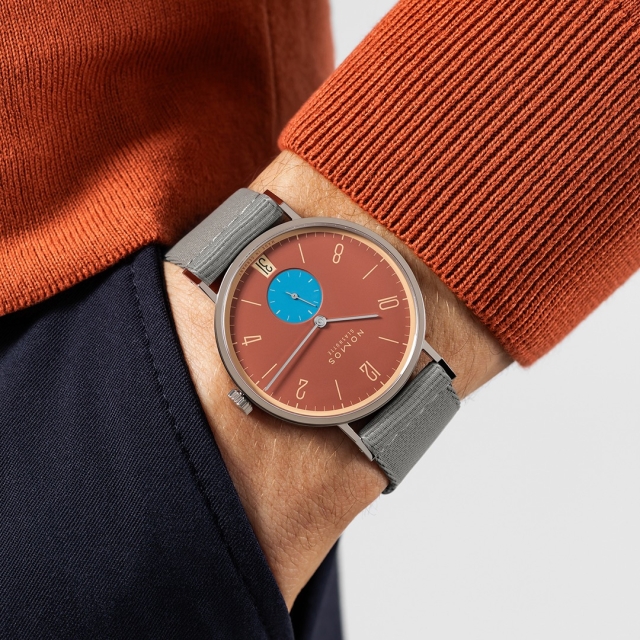 2024_Nomos_Tangente_38_Datum_Ziegelblau_Kachel