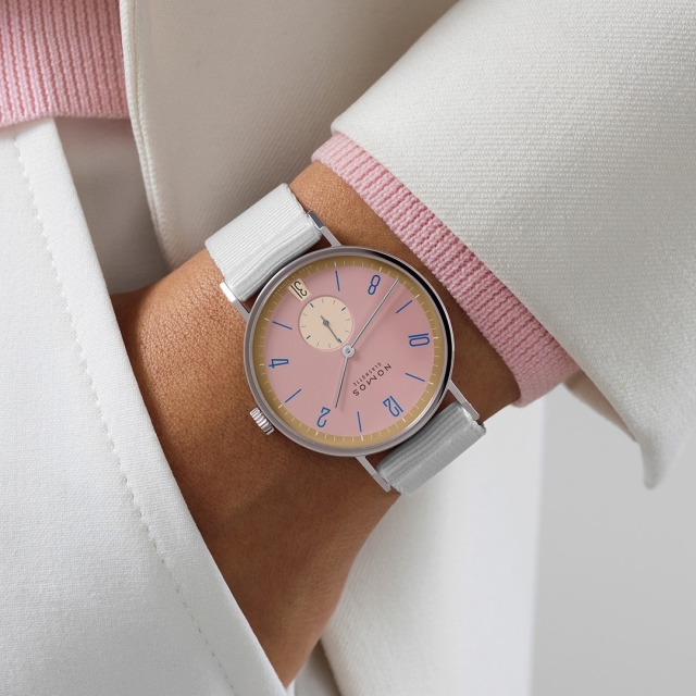 2024_Nomos_Tangente_38_Datum_Pompadour_Kachel